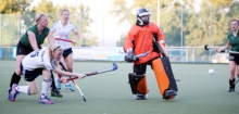 Nur ein Heimspiel durften die Hockeyfrauen des TSV Schott im ersten Teil der Feldrunde austragen. Amelie Neumann-Kleinpaul (l.) trifft hier beim 6:1 gegen den 1. Hanauer THC