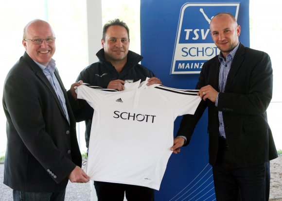 Die neuen Farben passen: Schott-Hockeyabteilungsleiter Marcus Wagner (l.) Und Geschäftsführer Till Pleuger (r.) sind heilfroh, mit dem Alzeyer Akexander Kempf doch noch einen neuen Trainer für die Hockeymänner gefunden zu haben.