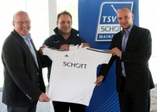 Die neuen Farben passen: Schott-Hockeyabteilungsleiter Marcus Wagner (l.) Und Geschäftsführer Till Pleuger (r.) sind heilfroh, mit dem Alzeyer Akexander Kempf doch noch einen neuen Trainer für die Hockeymänner gefunden zu haben.