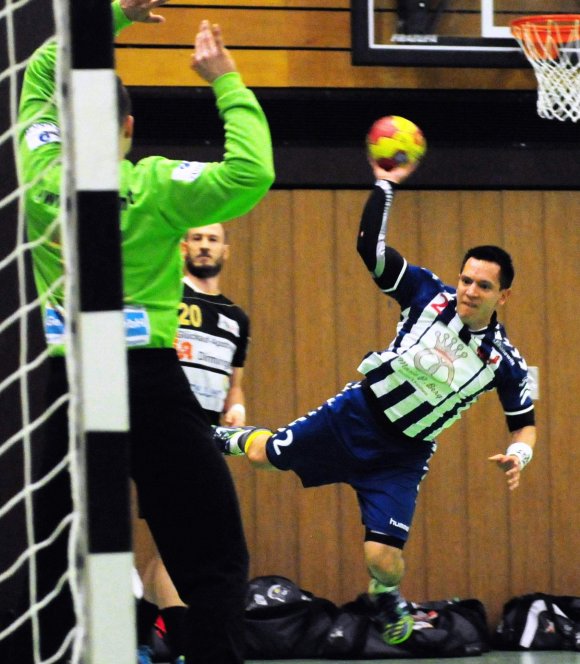 Armin Henke kommt normalerweise von außen, hier sogar von der Rechtsaußenposition. Beim Sieg in Zweibrücken setzte Henke aber vor allem seine flinken Beine ein und erzielte sieben Treffer über Gegenstöße.