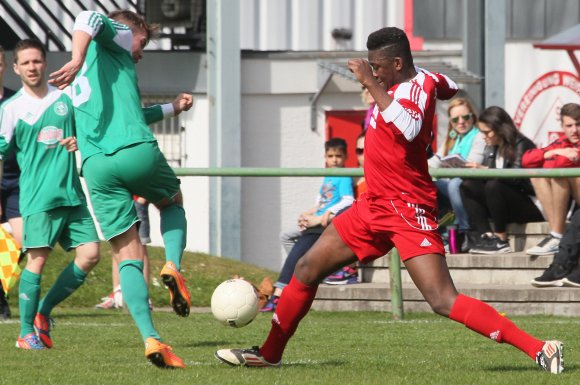 Sehr beliebt bei den hiesigen Fußballvereinen: Davin Dzaka, in der Winterpause erst von Verbandsligist Fortuna Mombach nach Weisenau gekommen, wird nach nur einem halben Jahr bei der SVW Mainz schon wieder weiterziehen. Die TSG Hechtsheim will mit dem 22-Jährigen ihren Angriff aufpeppen. 