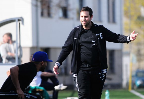 Da kann Thomas Eberhardt (mit Kotrainer Daniel Kittl) noch so engagiert sein: Gewinnen müssen seine Spieler schon selbst. Und zwar rasch.
