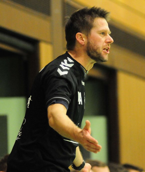 Auch beim vorletzten Auswärtsspiel mit dem TV Bodenheim vor dem Gang in die Rheinhessenliga kann Olaf Anthes nicht von einem Sieg ausgehen. Er hofft, dass die überaus gute Stimmung in der Mannschaft in der Trainingswoche nicht bedeutet, dass die Spieler sich in den letzten Partien nicht mehr auf den Handball konzentrieren können. 