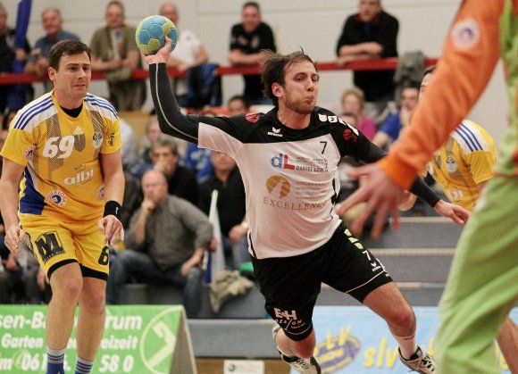 Roman Walldorf lässt die TSG-Verteidigung stehen und kommt frei zum Abschluss. Ein eher seltener Moment in der Partie der SG Saulheim gegen den Tabellenführer TSg Haßloch.