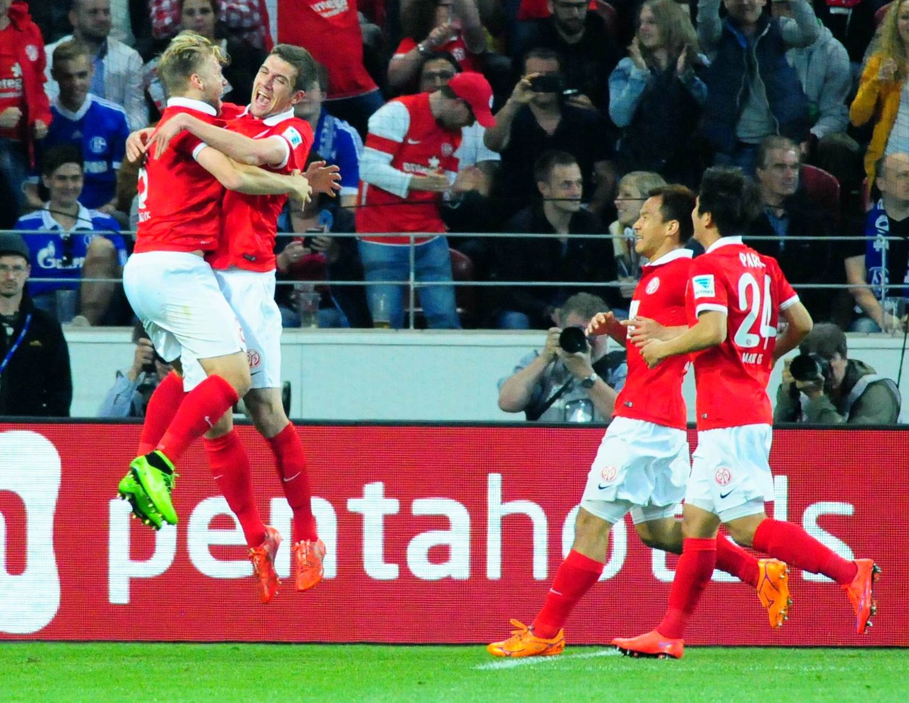 Wer der Mann des Abends war, darüber gab es keine zwei Meinungen: Stefan Bell, dessen Jubelsprung mit Vorlagengeber Johannes Geis nach dem 1:0 auch den Schalker Fans ein Lächeln abrang...