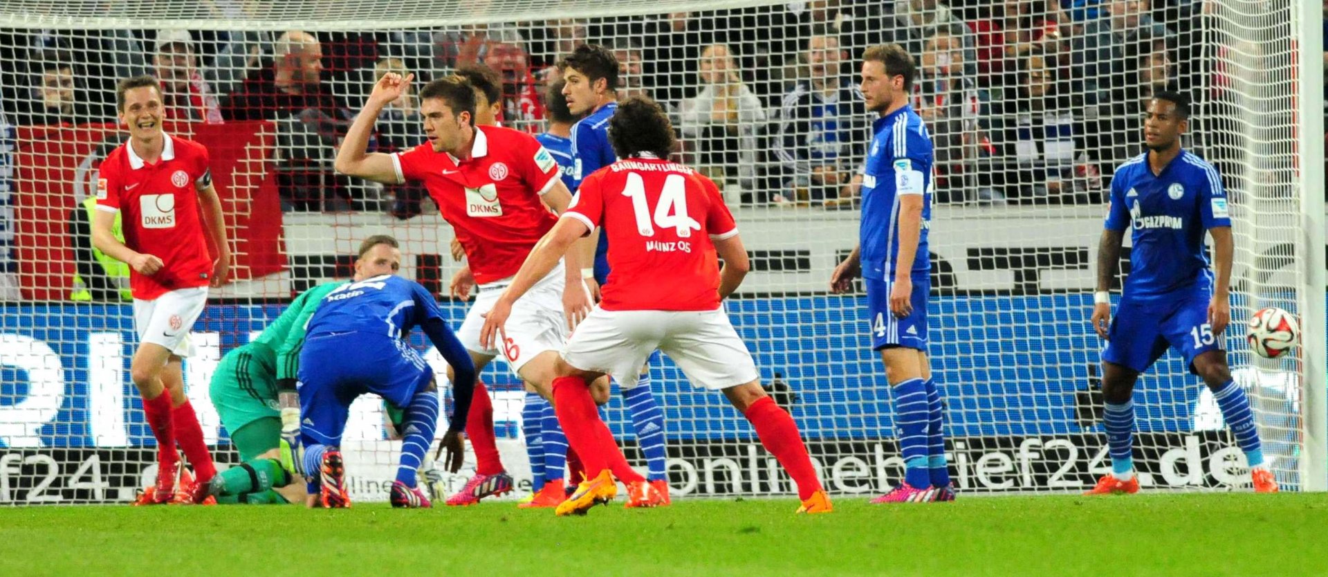 ...und der, ebenfalls nach Geis-Eckball, auch das 2:0 erzielte und eine fassungslose Schalker Hintermannschaft (v.r. Dennis Aogi, Benedikt Höwedes, Roman Neustädter, Joel Matip, Ralf Fährmann) zurückließ.