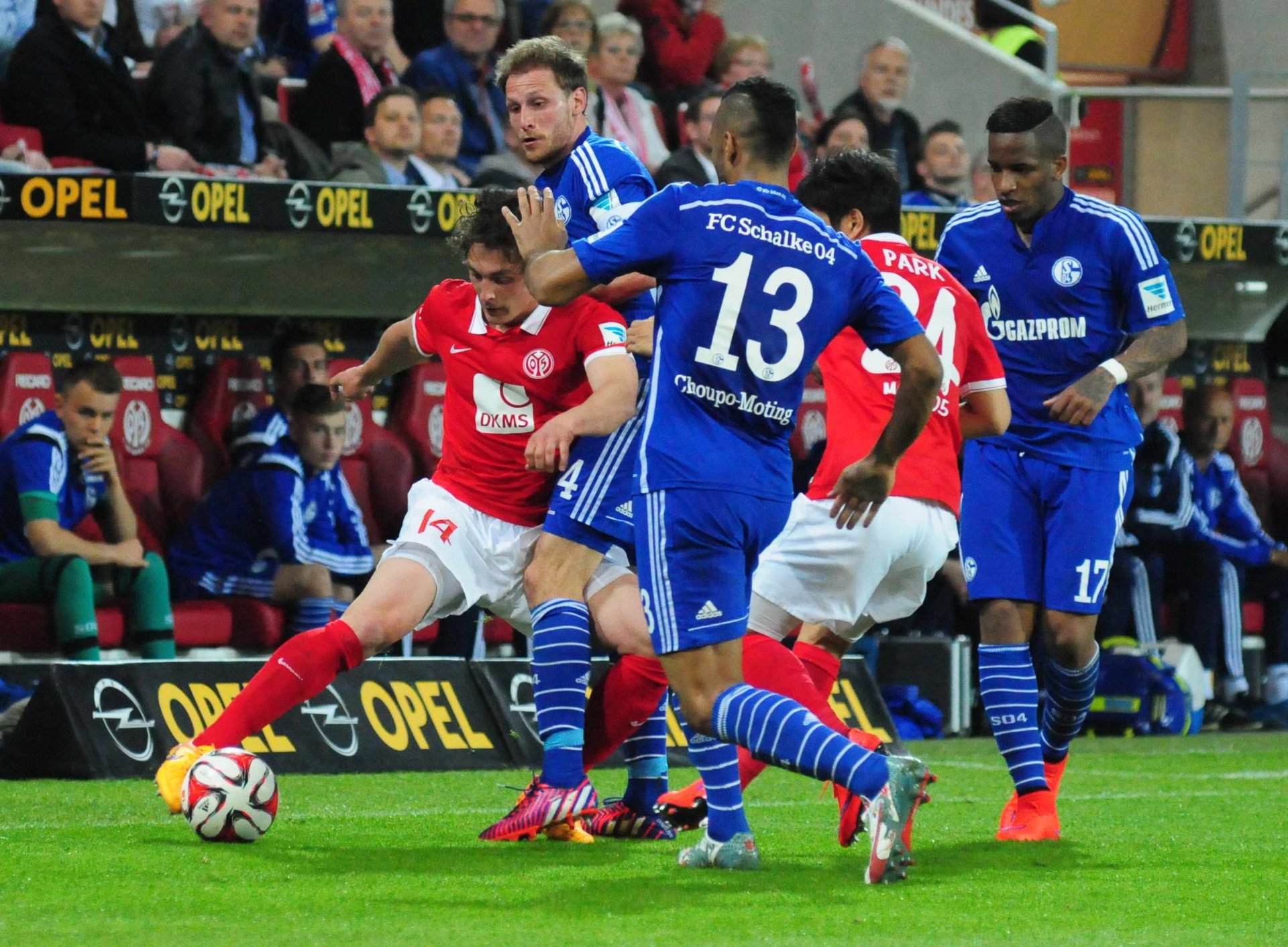 Die Zweikampfstatistik sprach zwar für die Schalker, doch Julian Baumgartlinger (l.), Joo-Ho Park...