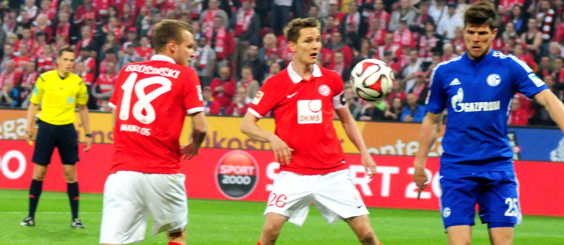 ...Daniel Brosinski und Niko Bungert (gegen Klass-Jan Huntelaar)...