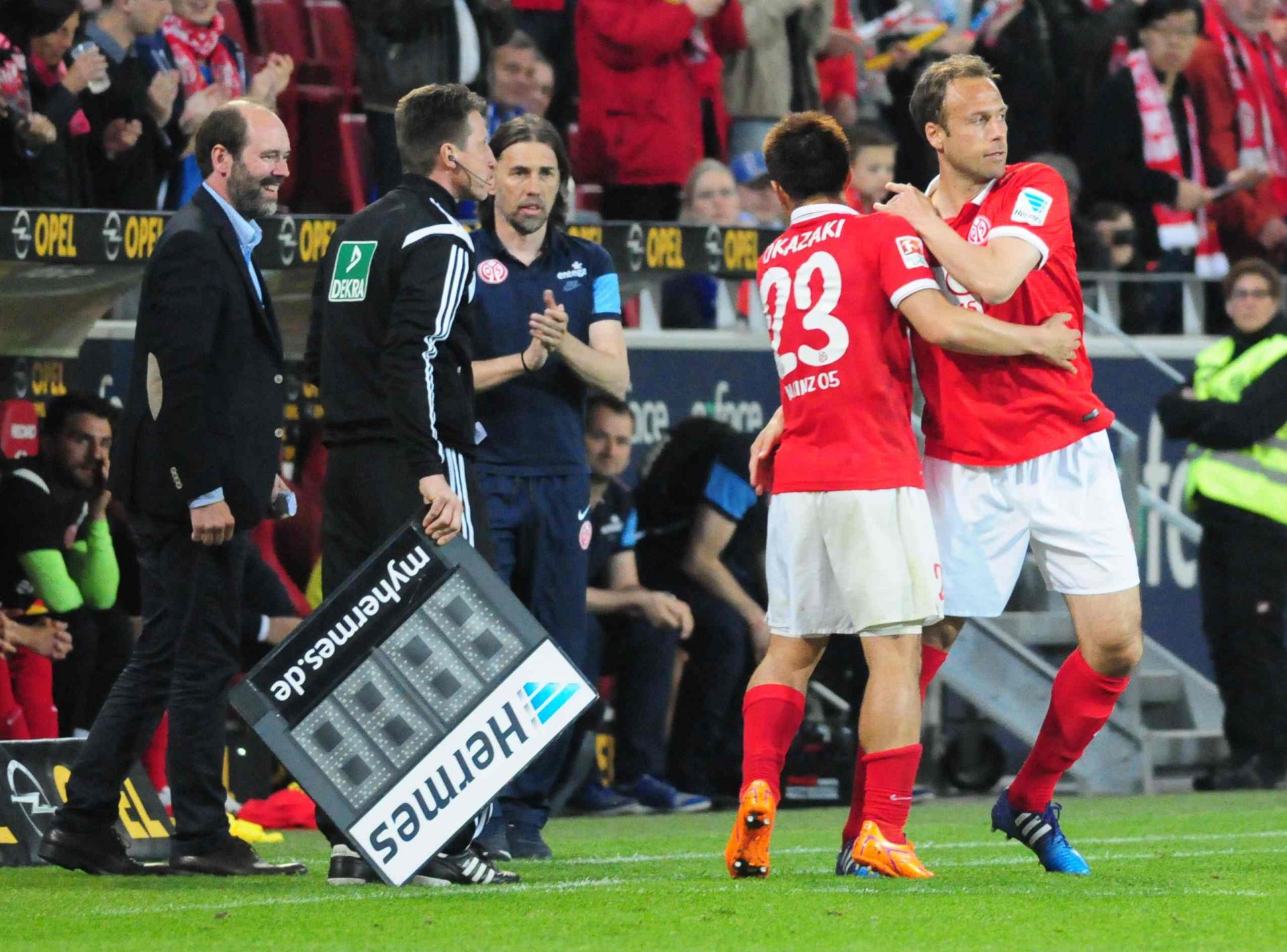 In den Schlussminuten ging es Trainer Martin Schmidt um Ergebnissicherung - aber auch um ein Bonbon für Routinier Nikolce Noveski.