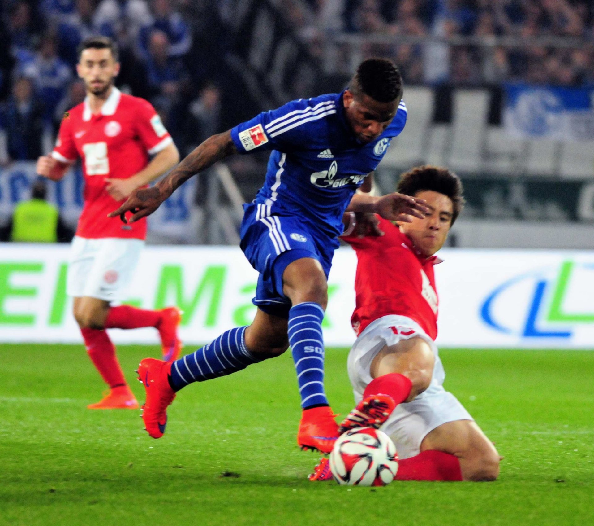 Jefferson Farfán gelangen in der ersten Halbzeit einige gefährliche Vorstöße über die rechte Seite, insgesamt aber hielten die Mainzer - hier Ja-Cheol Koo - den Peruaner im Zaum.