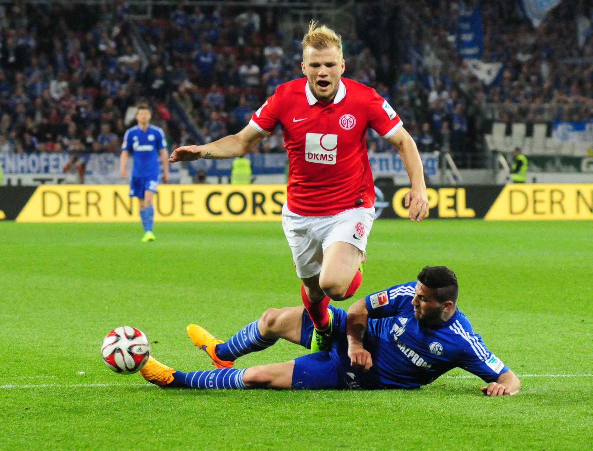Sead Kolasinac leistete sich einige Fouls, in dieser Szene aber stoppte der Schalker Linksverteidiger den Mainzer Johannes Geis mit fairen Mitteln.