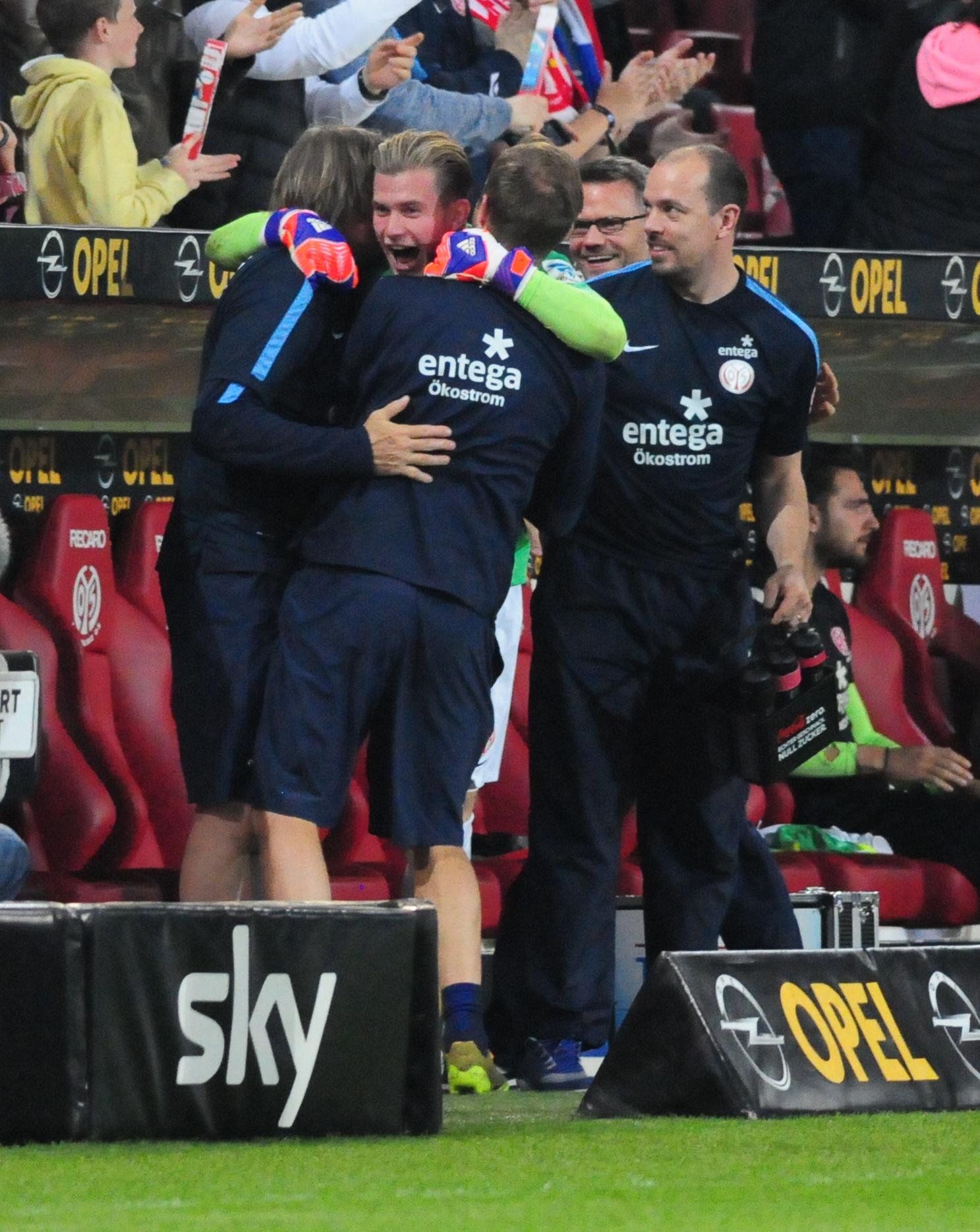 Aus dem Häuschen: Torwart Loris Karius stürmte nach dem Treffer zum 2:0 zur Mainzer Bank, um seine Begeisterung herauszuschreien.