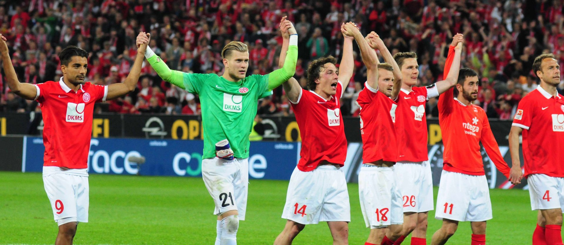 Nach dem Schlusspfiff bejubelten die 05-Profis gemeinsam mit ihren Fans den Sieg und den (wahrscheinlichen) Klassenverbleib.