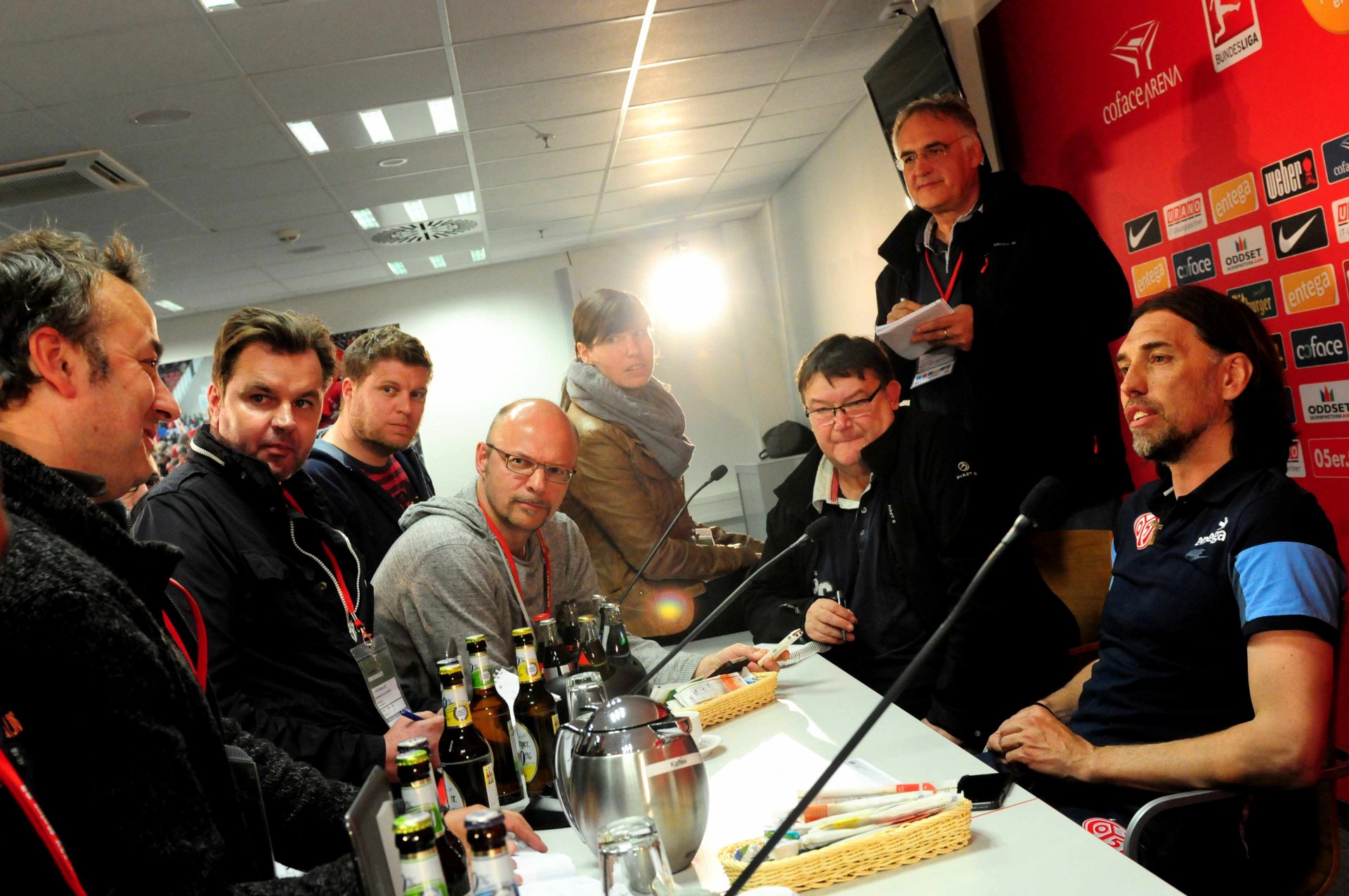 Trainer Martin Schmidt allerdings betrachtete die Sache nüchterner: „Für mich ist’s durch, wenn’s durch ist. Und das ist es noch nicht.“