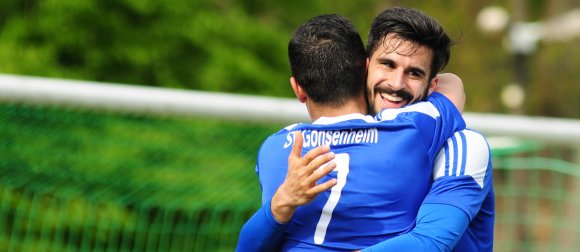 Spielentscheidend war es zwar nicht mehr, doch über sein 6:1 freute sich Stefano Pennella mit Flankengeber Babak Keyhanfar ganz besonders, denn...