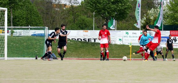 Bergmann dankt: Fontana-Torwart Djamel Yahlali (blaues Trikot) hat dem Ball bei einem missglückten Fangversuch dem Hechtsheimer praktisch vor die Füße gelegt. Das war das frühe 1:0.