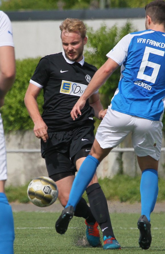Nach einer Stunde Spielzeit musste Defensivmann Dennis Steinbrecher verletzt vom Feld, die genaue Diagnose steht noch aus.