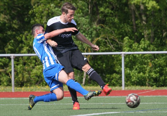 Almedin Bajramovic (r.) brachte Alemannia Laubenheim einer Viertelstunde vor Schluss mit 2:0 in Führung.