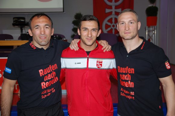 Unternimmt nach zwei Zweitligajahren den Schritt in die Bundesliga: Roland Schwarz, eingerahmt von Trainer Davyd Bichinashvili und dem Sportlichen Leiter Baris Baglan, ist einer der Zugänge des ASV Mainz 88. 