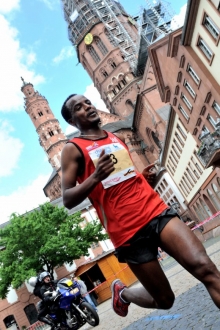 2011 und 2013 ging Tola Bane beim Gutenberg-Marathon als Sieger durchs Ziel, 2014 erlebte er ein mittleres Debakel. In diesem Jahr tritt der Äthiopier erneut in Mainz an.