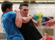 Auch wenn der Gonsenheimer Fabian Heuckeroth (l.) ihn freundschaftlich umarmte: Rückraumspieler Robin Kuntz wurde mit sieben Feldtoren dennoch bester Schütze der SG Saulheim II beim zweiten Sieg gegen den HCG innerhalb von zwei Wochen.