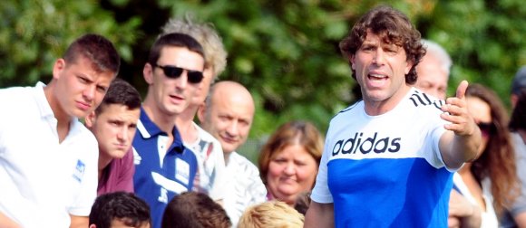 Verwässern wollen Ali Kayhan Cakici (r.) und der TSV Schott ihre Oberligasaison nicht mehr. Vor dem Spiel gegen Hertha Wiesbach hat der Trainer deshalb noch einmal intensiv die Grundprinzipien üben lassen.