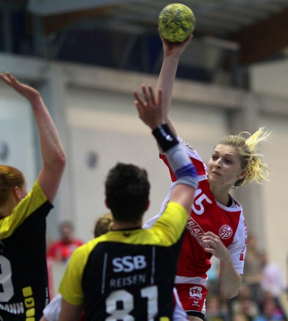 Nicht groß nachdenken über scheidende Spielerinnen und Trainer, das ist die Aufgabe für Handball-Zweitligist Mainz 05 (Christine Maric beim Wurf) beim Auswärtsspiel beim SV Union Halle-Neustadt.
