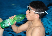 Wer zwei Wettkampftage im Wasser verbringt, kann auch mal einen Schluck trinken: Chidozie Özkan Okoro startet bei den Rheinland-Pfalz-Meisterschaften aus dem Training heraus.