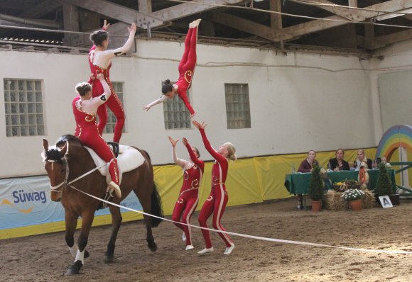 Ein Flugsalto von Luisa Rossitsch gehörte beim Start des Laubenheimer S-Teams zu den Darbietungen.