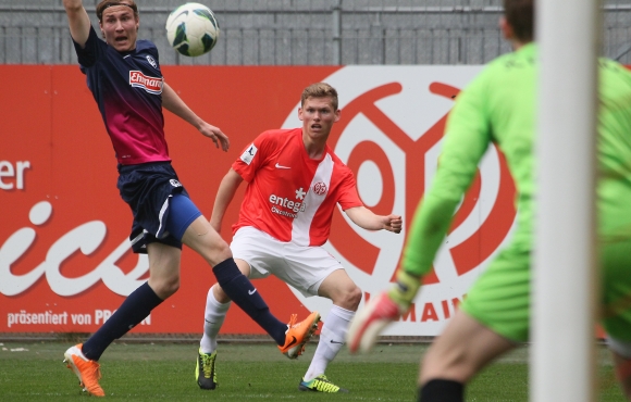 Felix Müller (hinten) und die 05-Amateure haben sich am Mittwoch auf den zweiten Tabellenplatz verbessert. Den wollen sie in Kassel verteidigen.
