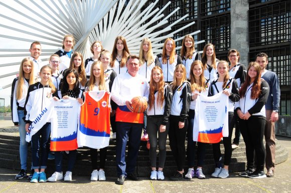 Wollen die Landeshauptstadt in der Bundeshauptstadt erfolgreich vertreten: die Basketballerinnen des Theresianums mit ihren Betreuern. Hinten von links: Alexandra Heuser, Julia Bremke, Janine Bangel, Caroline Schmitt, Franziska Neufurth, Laura Kleinert, Madita Oehl, Carolin Geib, Alexander Schoch. Mitte v.l.: Andreas Drubba (Referent des Bürgermeisters), Jennifer Petry, Hannah Schmidt, Marie Kleinert. Vorne v.l.: Regina Pralle, Jasmin Darvish, Annabelle Merkt, Melina Heuser, Bürgermeister Günter Beck, Joana Wollweber, Katharina Friedrich, Alina Dötsch, Jana Streyczek, Anna Gerein.