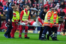 Seine Verletzung wiegt schwerer als die Niederlage: Elkin Soto droht das Karrierende.