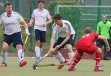 Dennis Hoeter muss sich für den Spielaufbau am Münchner Cedric Surmann vorbeiarbeiten. Der Vorwärtsdrang des TSV Schott war beim Feldrunden-Heimauftakt gegen HLC RW München durchaus gegeben, aber die Gäste ließen sich kaum einmal auf dem falschen Fuß erwischen. 