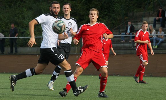 Werden sich am Saisonende gemeinsam aus der Berzirksliga verabschieden: Eintracht Herrnsheim (l. Süleyman Kaplan) und die TSVgg Stadecken-Elsheim (Tim Antwerpes).