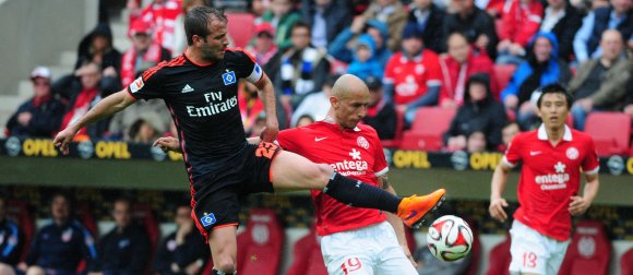 Der Hamburger Rafael van der Vaart sprang, von hinten kommend, in Elkin Sotos Laufweg und landete auf dem Knie des Kolumbianers, das dabei einen Totalschaden erlitt.