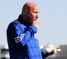 Um die Wurst geht es für Jens Klee und die Schott-Frauen schon lange nicht mehr. Weil der Teammanager des angehenden Zweitligisten aber die Kaderplanungen für die kommende Saison schon weitestgehend abgeschlossen hat, kann er sich in Ruhe seinen Mahlzeiten widmen.
