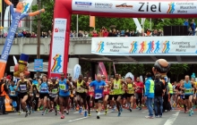 Üblicherweise starten die schnellsten Läufer aus der ersten Reihe. Bisweilen aber schmuggelt sich der ein oder andere nicht ganz so schnelle Marathoni an die Spitze. Zumindest für die ersten Meter.