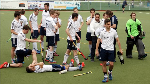 Enttäuschung herrschte beim TSV-Männerteam nach dem verpatzten Heimauftakt in der Feldrunde vor. Die Stimmung im Training bleibt dennoch positiv, entsprechend lebt die Hoffnung, dass der Mannschaft der Anschluss an den sicheren Tabellenbereich noch gelingt.