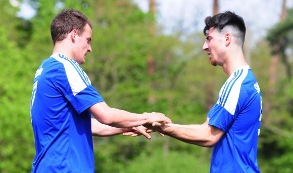 Andreas Klapper (l.) mit Toptorjäger Arif Güclü hat seine Oberligatauglichkeit in dieser Saison nachgewiesen. In der kommenden Runde ist er ein Kandidat für die Nachfolge von Damir Bektasevic.