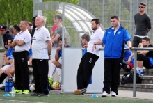 Entspannt zurücklehnen konnte sich Thomas Eberhardt (2.v.r.) vorige Woche nach der 3:0-Führung gegen die TSG Kaiserslautern. Üblicherweise steht der Mombacher Trainer etwas mehr unter Strom.