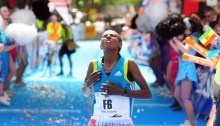Lief nahezu die komplette Marathonstrecke alleine und kämpfte sich mit letzter Kraft ins Ziel: Die Äthiopierin Dida Tizita Terecha .
