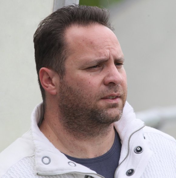 Kritisch der Blick, Zweifel an der Ligatauglichkeit seiner Mannschaft: Trainer Alexander Kempf hatte sich den Job beim TSV Schott wohl etwas leichter vorgestellt. Der Klassenverbleib in der 1. Regionalliga ist nach drei Niederlagen zum Feldrundeneinstieg stark gefährdet.