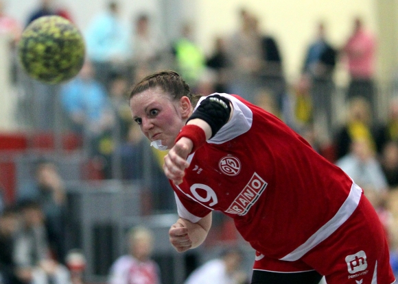 Claudia Schückler traf in Halle perfekt von der Siebenmeterlinie - bis zum letzten Versuch, durch den sie 30 Sekunden vor dem Ende einen Zwei-Tore-Vorsprung der 05er hätte herstellen können, der wohl den Sieg bedeutet hätte. Echtes Künstlerpech.