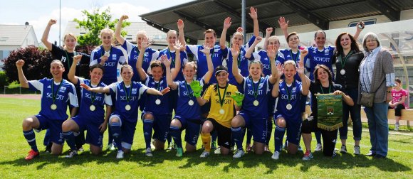 Ob die Freude über die Medaillen überwog oder die Aussicht, nur noch ein Regionalligaspiel bestreiten zu müssen, sei dahingestellt: Jedenfalls waren die Fußballerinnen des TSV Schott Mainz für einen Meisterjubel zu begeistern.