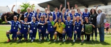 Ob die Freude über die Medaillen überwog oder die Aussicht, nur noch ein Regionalligaspiel bestreiten zu müssen, sei dahingestellt: Jedenfalls waren die Fußballerinnen des TSV Schott Mainz für einen Meisterjubel zu begeistern.