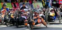 Die Handbiker rasten in einem Affenzahn über die Strecke (rechts der Sieger Vico Merklein). Da kann man sich schon mal verfahren.