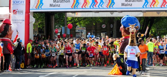 Startschuss zu einer rundum gelungenen Marathonveranstaltung: Auf und an der Strecke herrschte beste Stimmung.