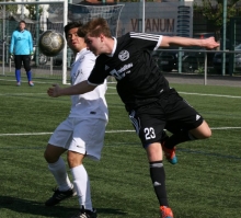 Fontana-Verteidiger Christopher Kraft (r.) und seine Kollegen hatten den VfB (l. Eric Mauer) lange Zeit ganz gut im Griff. Doch in der Schlussphase wurde es doch noch eine klare Sache für die Gastgeber.