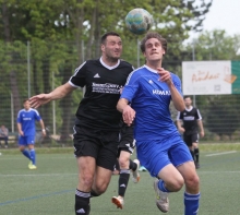 Simon Höss (r.) fand als erster den Schlüssel. Der Bretzenheimer Torjäger erzielte in der 54. Minute das 1:0.