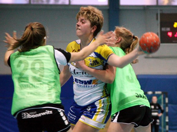 SG-Linkshänderin Kim Quetsch bleibt in der Deckung der JSG Mainz 05/Budenheim hängen. Nach dem Hinspiel in der Vorqualifikation muss die SG Bretzenheim sich etwas einfallen lassen, wie die Defensive der Budenheimerinnen öfter zu knacken ist. 